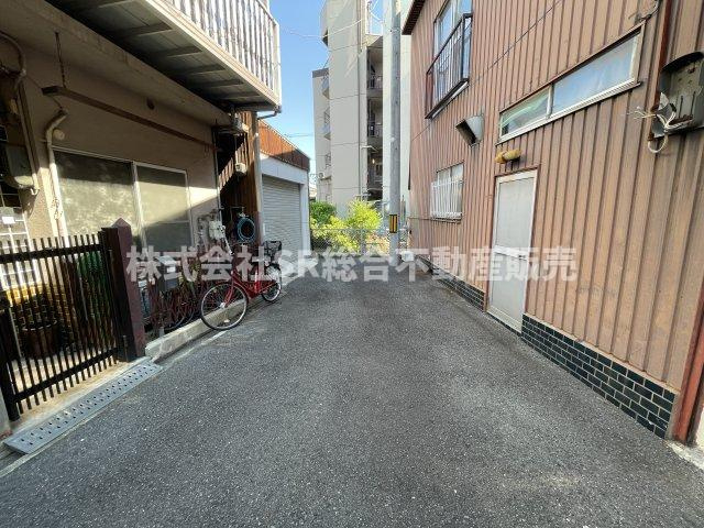 加納6丁目中古テラスハウスの前面道路含む現地写真|リフォームや住宅ローン・東大阪市の不動産の事なら弊社にお任せ下さいませ！
各地域の特徴・グルメ・裏道やその他、細かい情報等も熟知した
東大阪市出身のスタッフが新生活を送るお客様をサポート致します！