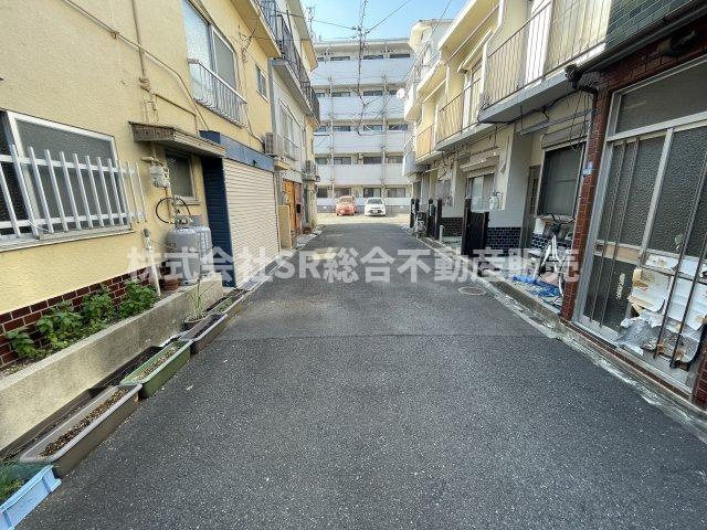 加納6丁目中古テラスハウスの前面道路含む現地写真|弊社は中古戸建のご紹介、その後のリフォームのご提案、
賃貸物件のご紹介、すべてご対応可能です。
お客様にあったプランをご提案致します。
まずはお問合せ下さいませ。