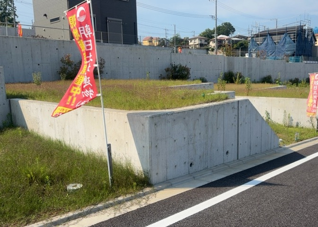 【外観】 | 土地の形が極端に長細かったり、狭小地、あるいは道路との高低差がある傾斜地だった場合、後々売ろうとしても買い手がつかない場合もあります。後々、売却することになった時に価値の下がらない土地を選びましょう。