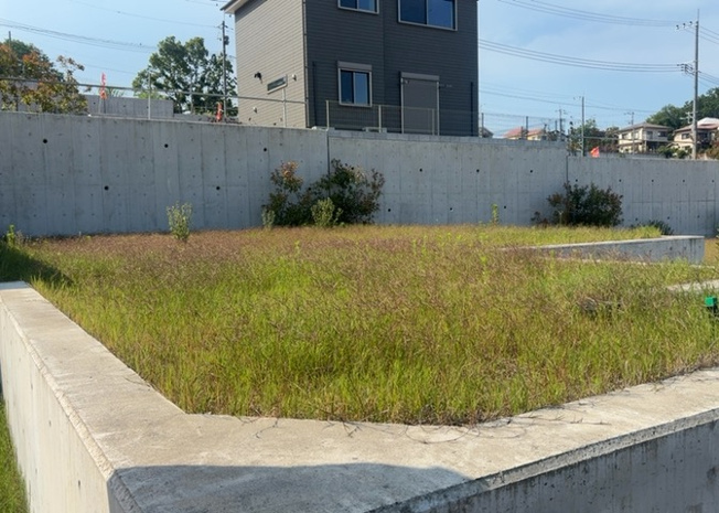 【外観】 | 家を建てる場合、方位は要チェックです。現実的に日当たりのよい家ならばリビングは南側、建築基準法でも北側に当たる家への配慮は求められています。土地を見学に行く際は、方位磁針を持って行くようにしましょう。
