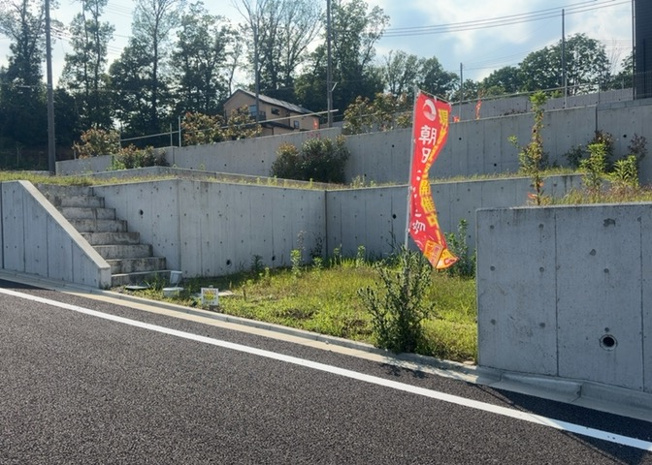 【外観】 | 現地に行くなら、物件の周囲の地形がどうなっているかを見ることも大切です。周辺より低くなっている土地では、大雨などで水が集まりやすいため、地盤が弱くなっているということも考えられるため、注意が必要です。