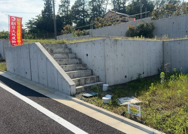 【外観】 | 隣家の土地はどうなっているのか、生活利便施設が近くにあるのか、学校まで近いかなど、お客様のライフスタイルにあわせたイメージが重要です。また、近くにあると困る施設が近くにないかも確認するといいでしょう。