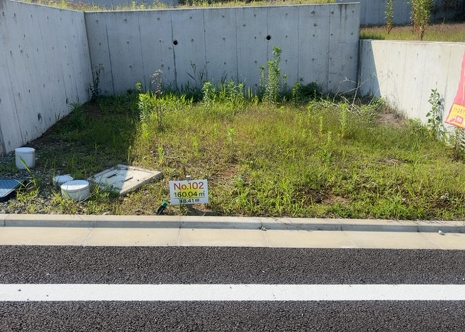 【外観】 | 土地購入を検討されている場合、境界杭がない状態で購入してしまうと境界確定測量をする必要があり、費用がかかります。購入の前に、売主、隣土地所有者立ち合いのもと境界を確定し境界杭を設置するのがベストです。
