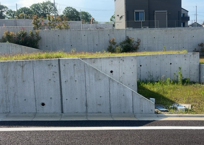 【外観】 | 人が暮らすうえで日光は大切な要素となります。日当たりの良さは譲れないポイントですね。併せて近くに大きな建築物の建築予定がないか、あるいはそれが可能な土地が近くにないか事前に確認することもお勧めします。