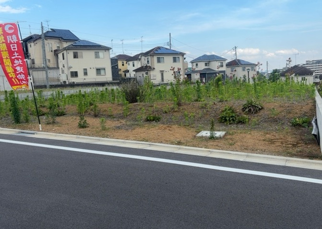 【外観】 | 現地に行くなら、物件の周囲の地形がどうなっているかを見ることも大切です。周辺より低くなっている土地では、大雨などで水が集まりやすいため、地盤が弱くなっているということも考えられるため、注意が必要です。