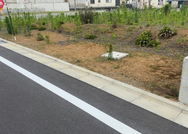 【外観】 | 土地購入を検討されている場合、境界杭がない状態で購入してしまうと境界確定測量をする必要があり、費用がかかります。購入の前に、売主、隣土地所有者立ち合いのもと境界を確定し境界杭を設置するのがベストです。