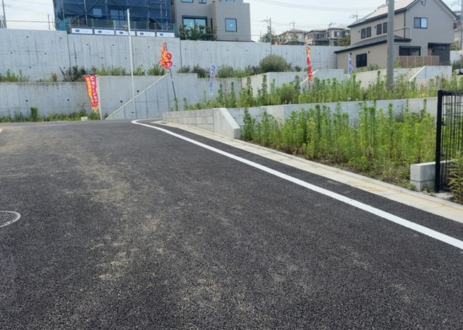 【外観】 | 現地に行くなら、物件の周囲の地形がどうなっているかを見ることも大切です。周辺より低くなっている土地では、大雨などで水が集まりやすいため、地盤が弱くなっているということも考えられるため、注意が必要です。