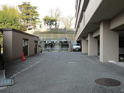 チュリス上安駅前の駐車場