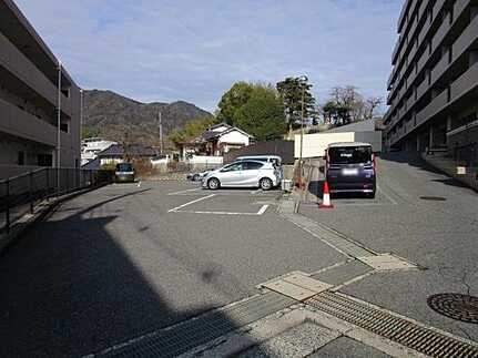 チュリス上安駅前の駐車場