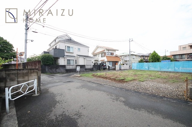 【外観】 | 運転が不安な方も安心な前面道路、きちんと幅員のある道路は女性にも安心です。整備されている道路は気持ちも良いですね♪