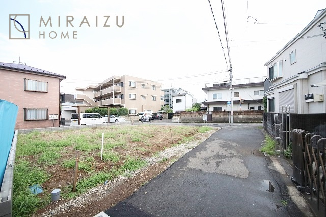 【前面道路含む現地写真】 | 通勤や家族の送迎など、毎日の生活にマイカーが欠かせない方にとって駐車場は大事な条件。敷地内にカースペースがあれば、お出かけやお買い物の際の搬入出も楽々です。