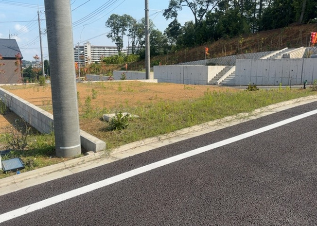 【外観】 | 現地に行くなら、物件の周囲の地形がどうなっているかを見ることも大切です。周辺より低くなっている土地では、大雨などで水が集まりやすいため、地盤が弱くなっているということも考えられるため、注意が必要です。
