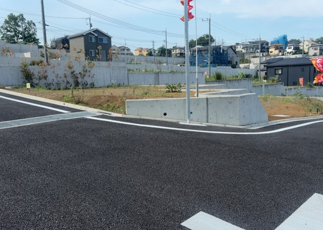 【外観】 | 土地の形が極端に長細かったり、狭小地、あるいは道路との高低差がある傾斜地だった場合、後々売ろうとしても買い手がつかない場合もあります。後々、売却することになった時に価値の下がらない土地を選びましょう。