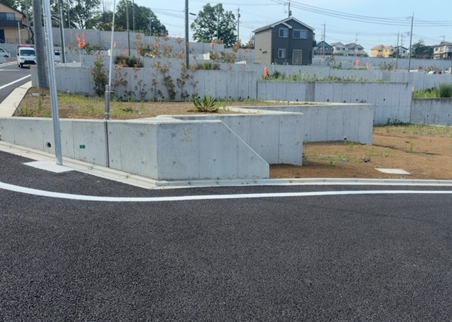 【外観】 | 家を建てる場合、方位は要チェックです。現実的に日当たりのよい家ならばリビングは南側、建築基準法でも北側に当たる家への配慮は求められています。土地を見学に行く際は、方位磁針を持って行くようにしましょう。