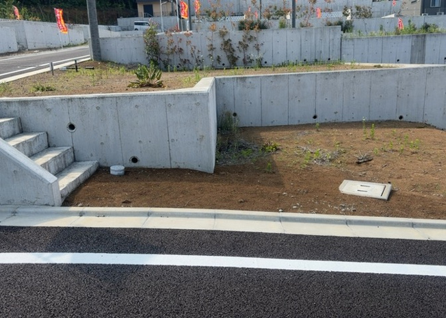 【外観】 | 土地を買う際、住む地域の自治体や福祉の補助制度にも注目してみましょう。子供や老人の医療補助やゴミ出しのルールなど、自治体によってルールに大きな違いがあるため、暮らしやすい土地で判断するとよいでしょう。