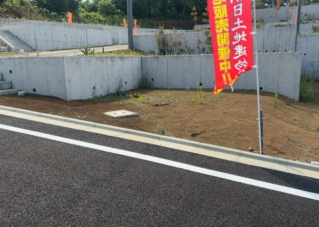 【外観】 | 土地の前の道路に消火栓が設置されていることがあります。この場合、道路交通法第45条第1項により、駐車禁止の場所が指定されています。そのため、車庫などの駐車スペースをつくることができない場合があります。