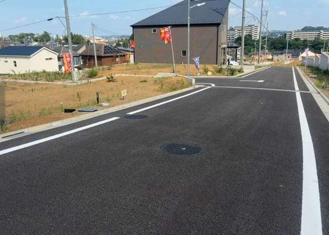 【外観】 | 現地に行くなら、物件の周囲の地形がどうなっているかを見ることも大切です。周辺より低くなっている土地では、大雨などで水が集まりやすいため、地盤が弱くなっているということも考えられるため、注意が必要です。