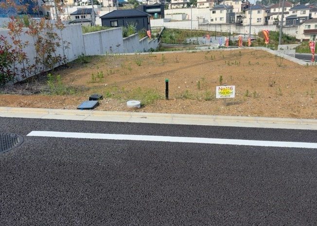 【外観】 | 土地購入を検討されている場合、境界杭がない状態で購入してしまうと境界確定測量をする必要があり、費用がかかります。購入の前に、売主、隣土地所有者立ち合いのもと境界を確定し境界杭を設置するのがベストです。