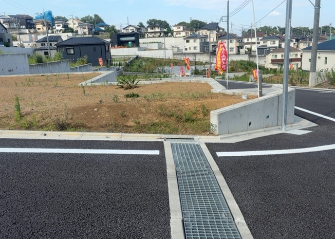 【外観】 | 人が暮らすうえで日光は大切な要素となります。日当たりの良さは譲れないポイントですね。併せて近くに大きな建築物の建築予定がないか、あるいはそれが可能な土地が近くにないか事前に確認することもお勧めします。