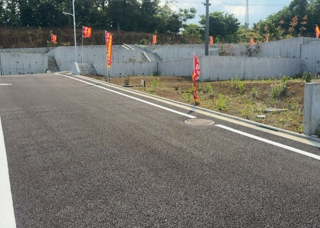 【外観】 | 土地の形が極端に長細かったり、狭小地、あるいは道路との高低差がある傾斜地だった場合、後々売ろうとしても買い手がつかない場合もあります。後々、売却することになった時に価値の下がらない土地を選びましょう。