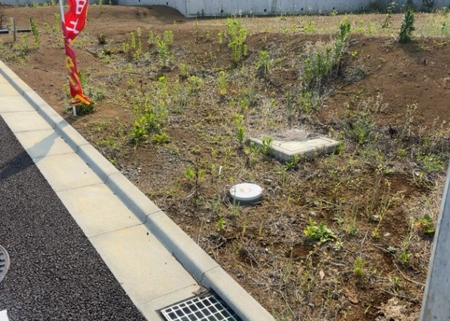 【外観】 | 家を建てる場合、方位は要チェックです。現実的に日当たりのよい家ならばリビングは南側、建築基準法でも北側に当たる家への配慮は求められています。土地を見学に行く際は、方位磁針を持って行くようにしましょう。