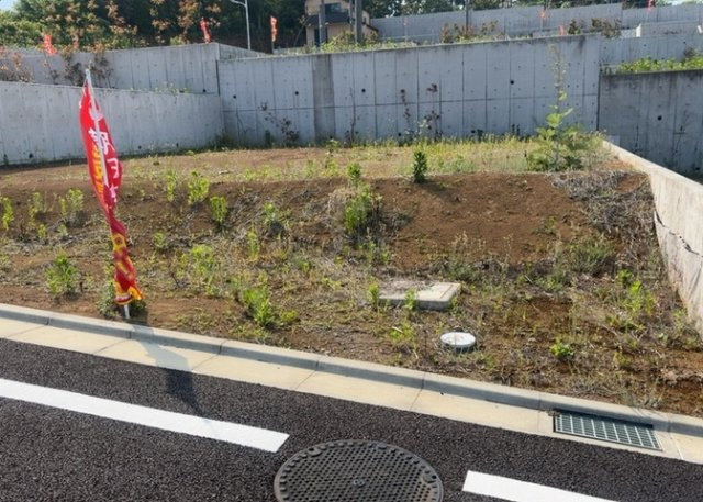 【外観】 | 土地の前の道路に消火栓が設置されていることがあります。この場合、道路交通法第45条第1項により、駐車禁止の場所が指定されています。そのため、車庫などの駐車スペースをつくることができない場合があります。