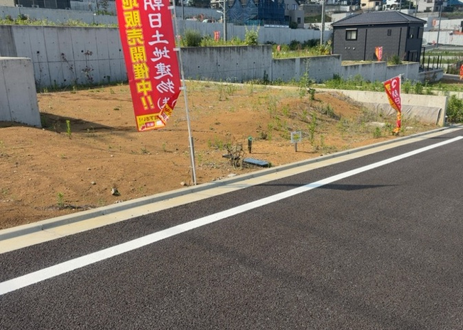 【外観】 | 現地に行くなら、物件の周囲の地形がどうなっているかを見ることも大切です。周辺より低くなっている土地では、大雨などで水が集まりやすいため、地盤が弱くなっているということも考えられるため、注意が必要です。