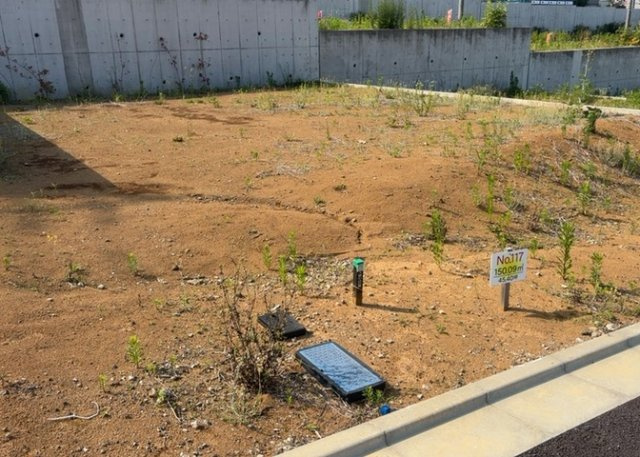 【外観】 | 隣家の土地はどうなっているのか、生活利便施設が近くにあるのか、学校まで近いかなど、お客様のライフスタイルにあわせたイメージが重要です。また、近くにあると困る施設が近くにないかも確認するといいでしょう。