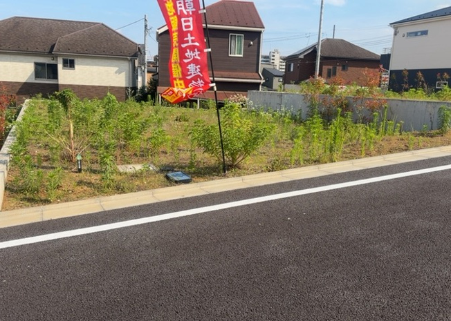 【外観】 | 土地の形が極端に長細かったり、狭小地、あるいは道路との高低差がある傾斜地だった場合、後々売ろうとしても買い手がつかない場合もあります。後々、売却することになった時に価値の下がらない土地を選びましょう。