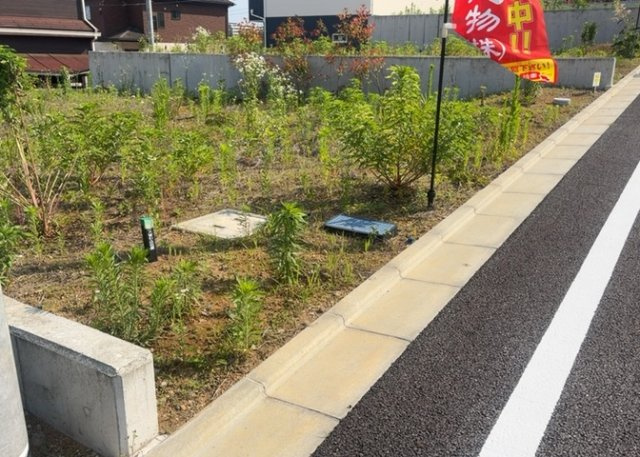 【外観】 | 土地を買う際、住む地域の自治体や福祉の補助制度にも注目してみましょう。子供や老人の医療補助やゴミ出しのルールなど、自治体によってルールに大きな違いがあるため、暮らしやすい土地で判断するとよいでしょう。