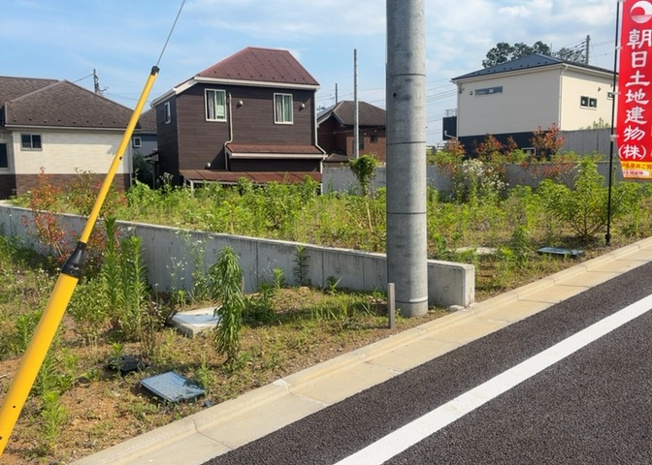 【外観】 | 土地の前の道路に消火栓が設置されていることがあります。この場合、道路交通法第45条第1項により、駐車禁止の場所が指定されています。そのため、車庫などの駐車スペースをつくることができない場合があります。
