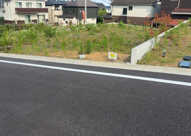 【外観】 | 現地に行くなら、物件の周囲の地形がどうなっているかを見ることも大切です。周辺より低くなっている土地では、大雨などで水が集まりやすいため、地盤が弱くなっているということも考えられるため、注意が必要です。