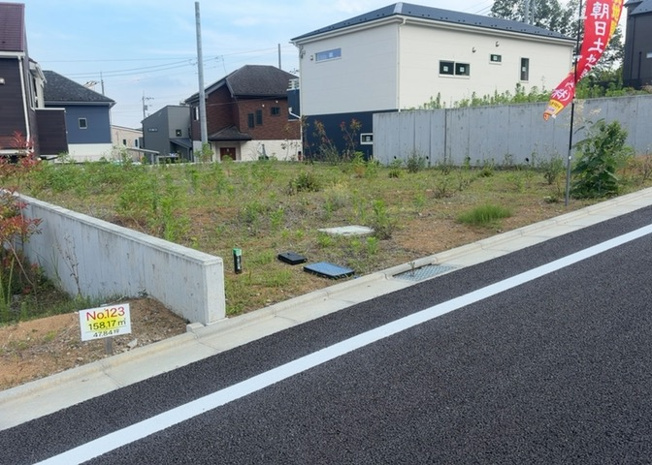 【外観】 | 土地の形が極端に長細かったり、狭小地、あるいは道路との高低差がある傾斜地だった場合、後々売ろうとしても買い手がつかない場合もあります。後々、売却することになった時に価値の下がらない土地を選びましょう。