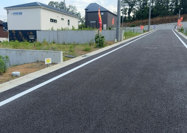 【外観】 | 家を建てる場合、方位は要チェックです。現実的に日当たりのよい家ならばリビングは南側、建築基準法でも北側に当たる家への配慮は求められています。土地を見学に行く際は、方位磁針を持って行くようにしましょう。