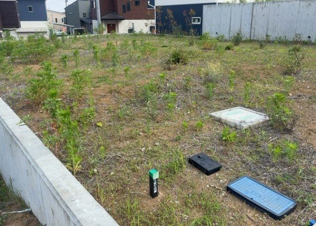 【外観】 | 土地を買う際、住む地域の自治体や福祉の補助制度にも注目してみましょう。子供や老人の医療補助やゴミ出しのルールなど、自治体によってルールに大きな違いがあるため、暮らしやすい土地で判断するとよいでしょう。