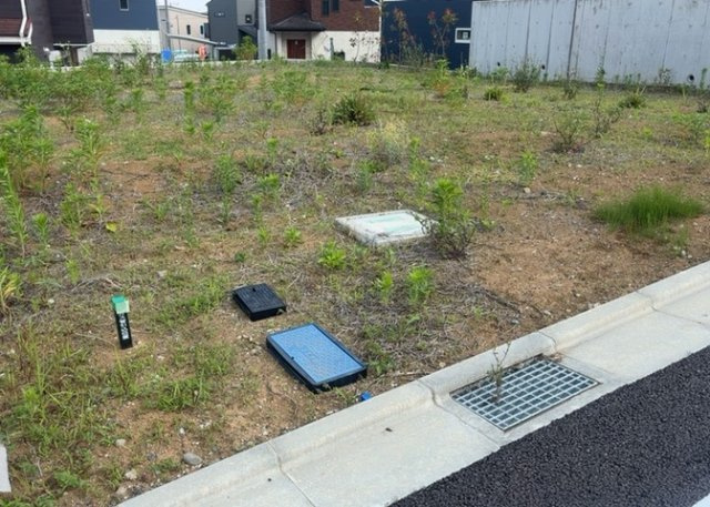 【外観】 | 土地の前の道路に消火栓が設置されていることがあります。この場合、道路交通法第45条第1項により、駐車禁止の場所が指定されています。そのため、車庫などの駐車スペースをつくることができない場合があります。