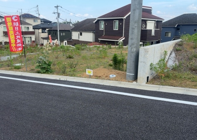 【外観】 | 現地に行くなら、物件の周囲の地形がどうなっているかを見ることも大切です。周辺より低くなっている土地では、大雨などで水が集まりやすいため、地盤が弱くなっているということも考えられるため、注意が必要です。