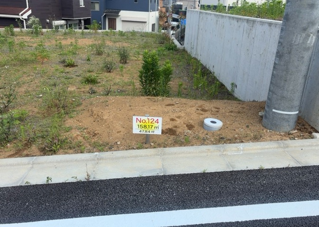 【外観】 | 土地購入を検討されている場合、境界杭がない状態で購入してしまうと境界確定測量をする必要があり、費用がかかります。購入の前に、売主、隣土地所有者立ち合いのもと境界を確定し境界杭を設置するのがベストです。
