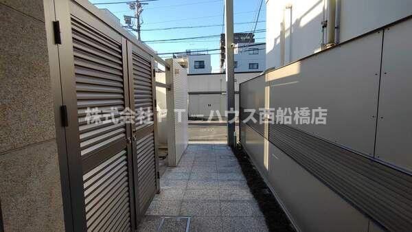 ヴォーナ・ヴィータ行徳駅前のエントランス