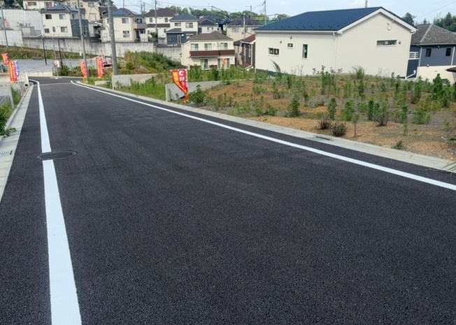 【外観】 | 現地に行くなら、物件の周囲の地形がどうなっているかを見ることも大切です。周辺より低くなっている土地では、大雨などで水が集まりやすいため、地盤が弱くなっているということも考えられるため、注意が必要です。