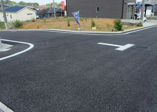 【外観】 | 土地の形が極端に長細かったり、狭小地、あるいは道路との高低差がある傾斜地だった場合、後々売ろうとしても買い手がつかない場合もあります。後々、売却することになった時に価値の下がらない土地を選びましょう。