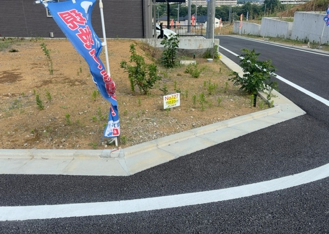 【外観】 | 家を建てる場合、方位は要チェックです。現実的に日当たりのよい家ならばリビングは南側、建築基準法でも北側に当たる家への配慮は求められています。土地を見学に行く際は、方位磁針を持って行くようにしましょう。