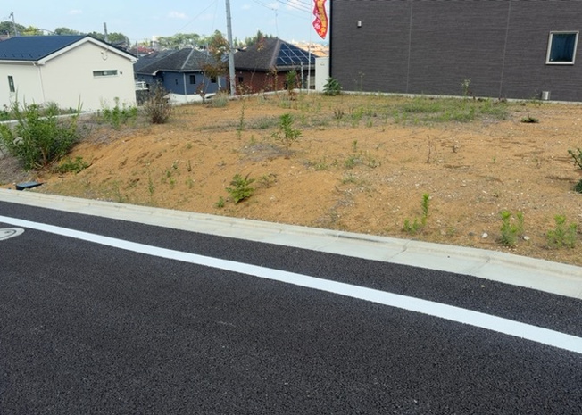 【外観】 | 土地を買う際、住む地域の自治体や福祉の補助制度にも注目してみましょう。子供や老人の医療補助やゴミ出しのルールなど、自治体によってルールに大きな違いがあるため、暮らしやすい土地で判断するとよいでしょう。
