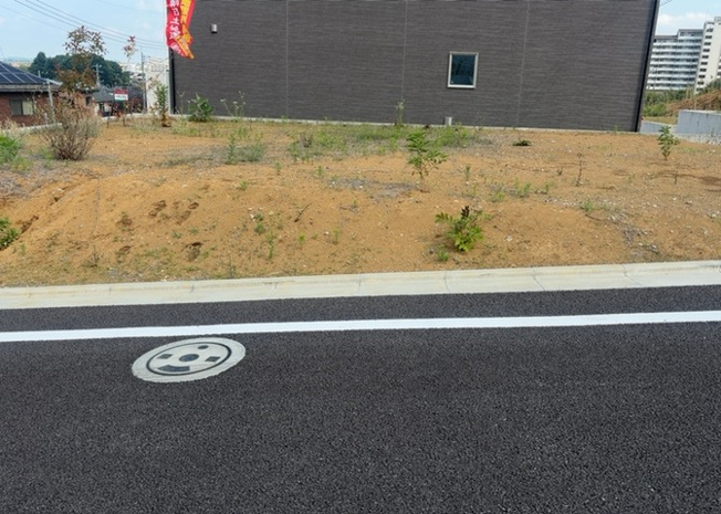 【外観】 | 土地の前の道路に消火栓が設置されていることがあります。この場合、道路交通法第45条第1項により、駐車禁止の場所が指定されています。そのため、車庫などの駐車スペースをつくることができない場合があります。