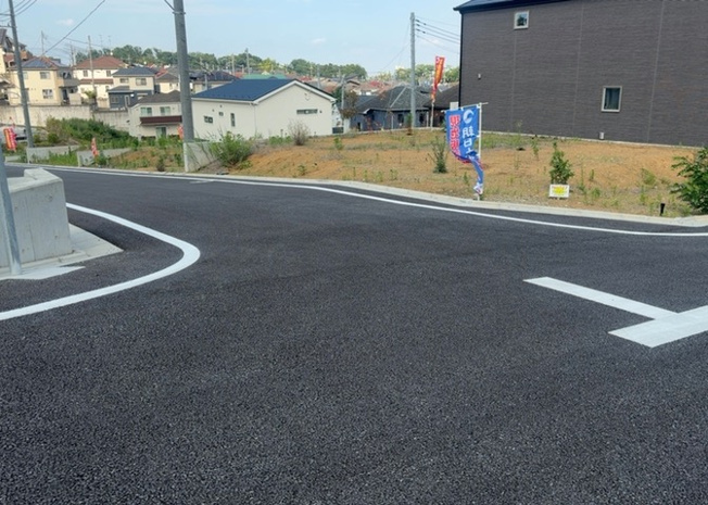 【外観】 | 人が暮らすうえで日光は大切な要素となります。日当たりの良さは譲れないポイントですね。併せて近くに大きな建築物の建築予定がないか、あるいはそれが可能な土地が近くにないか事前に確認することもお勧めします。