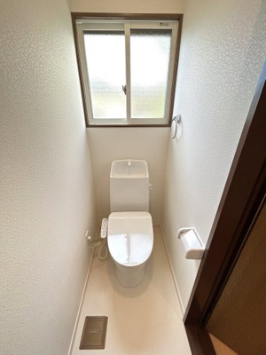 【トイレ】 | 弘前市大字栄町3丁目・中古住宅 | トイレはジャニス製の温水洗浄便座トイレに新品交換しました。直接お肌に触れる部分なので、新品だと嬉しいですね。便座は温度調整ができる