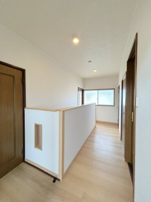 【内装】 | 弘前市大字栄町3丁目・中古住宅 | 2階廊下です。床はフローリング重ね張り、壁・天井はクロスの貼り替えを行いました。