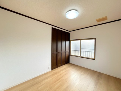 【洋室】 | 弘前市大字栄町3丁目・中古住宅 | 2階6帖洋室です。床はフローリングに張り替え、壁・天井のクロスは貼り替えを行いました。