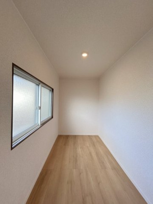 【収納】 | 弘前市大字栄町3丁目・中古住宅 | 2階納戸です。収納に便利ですね。
