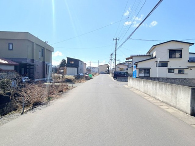 【前面道路含む現地写真】 | 弘前市大字栄町３丁目・中古住宅 | 【前面道路】前面道路です。幅員約7.2ｍです。